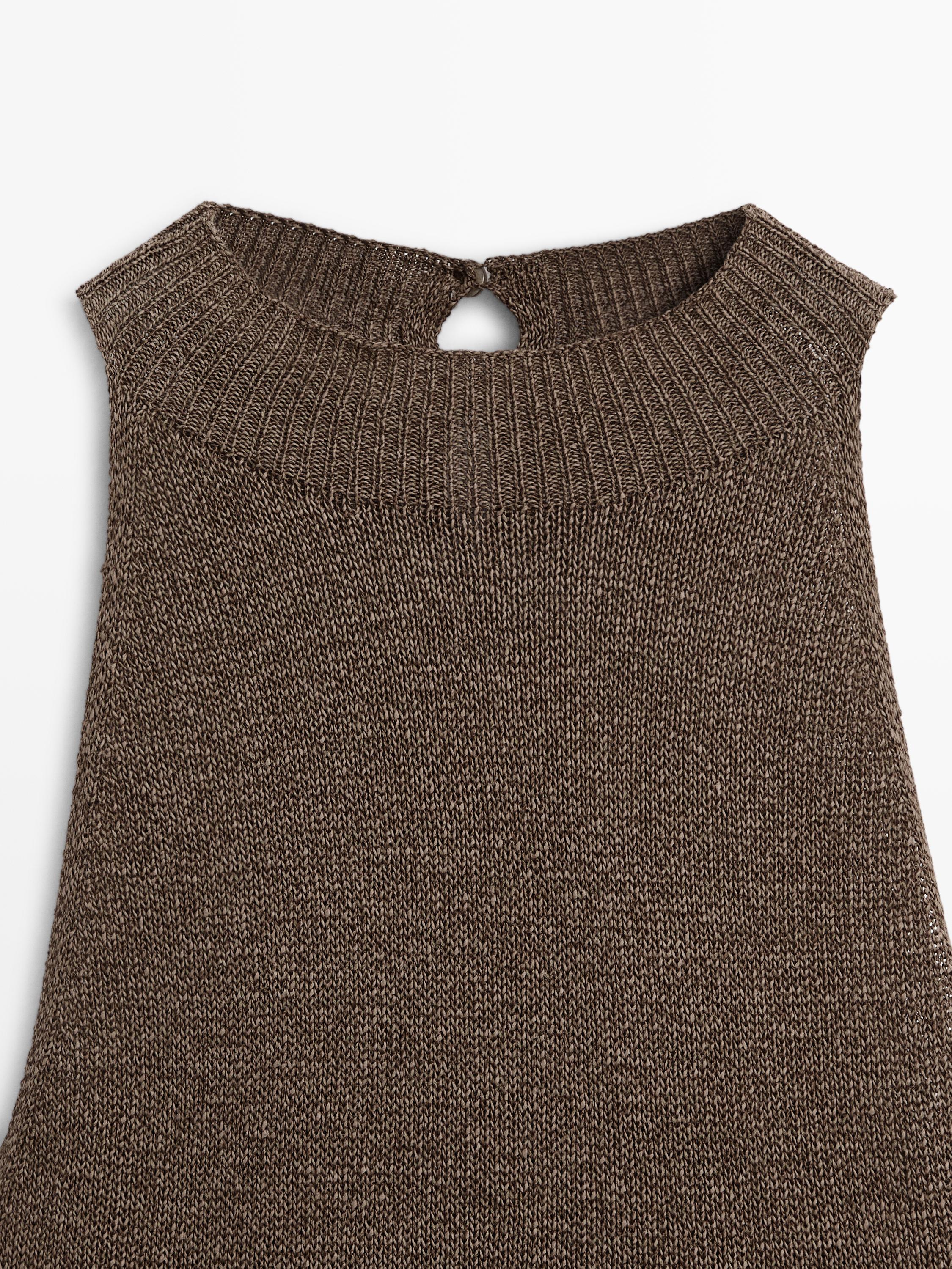 Total look asymmetric halter knit top